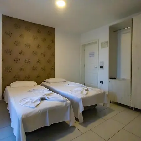 Metropolis Palace Hotel 3*