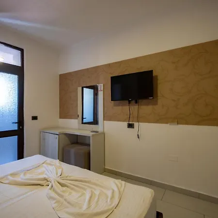 Metropolis Palace Hotel